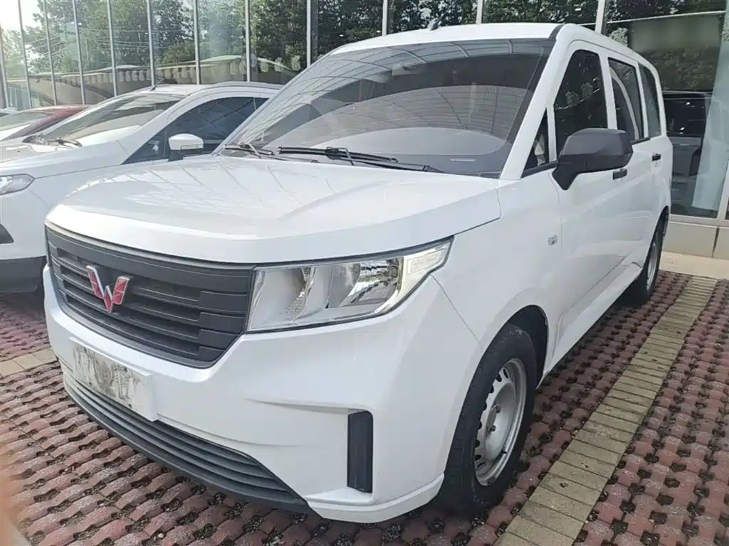 Wuling Hongguang Plus — фото 5