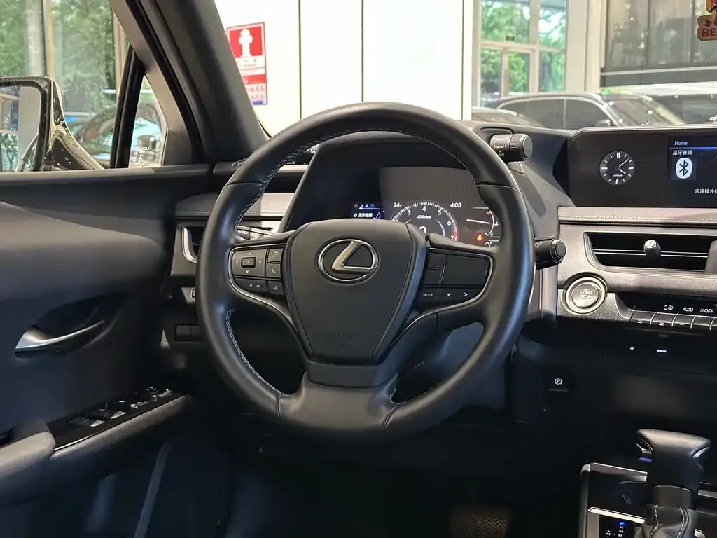 Lexus UX — фото 12