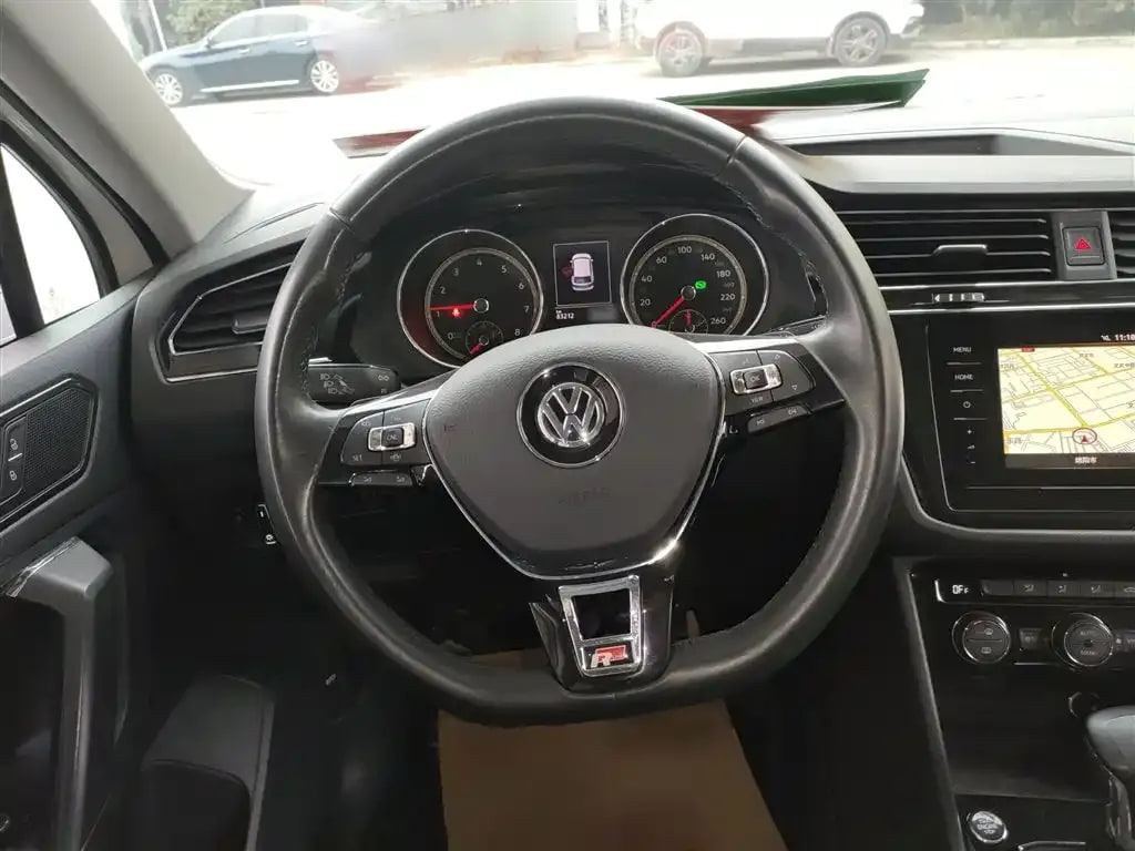 Volkswagen Tiguan L — фото 4