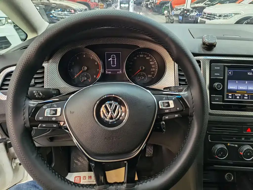 Volkswagen Golf — фото 10