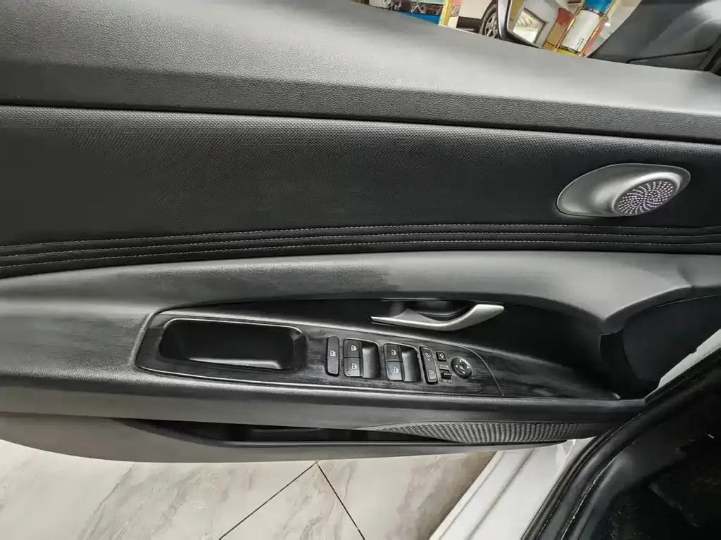 Hyundai Elantra — фото 11