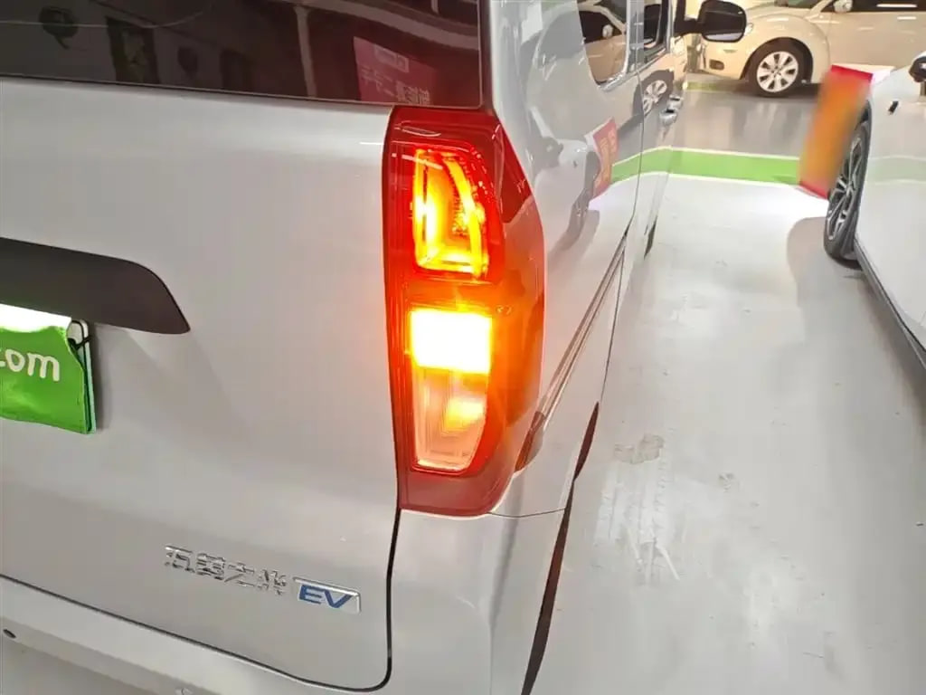 Wuling Zhiguang EV — фото 12