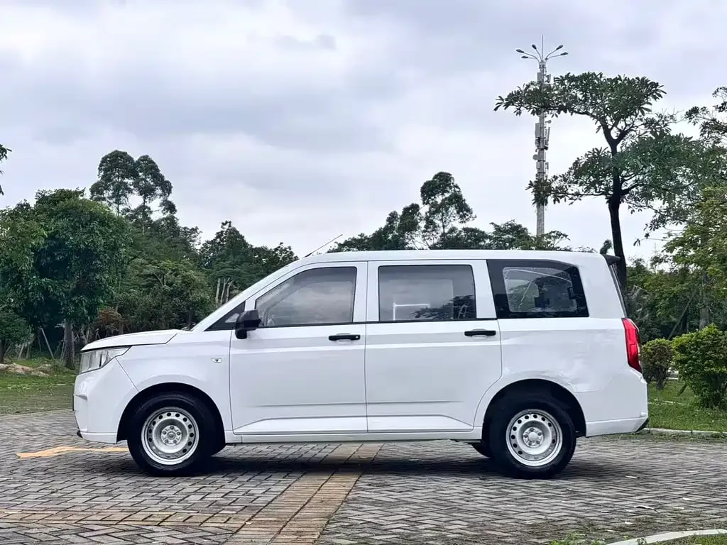 Wuling Hongguang Plus — фото 3