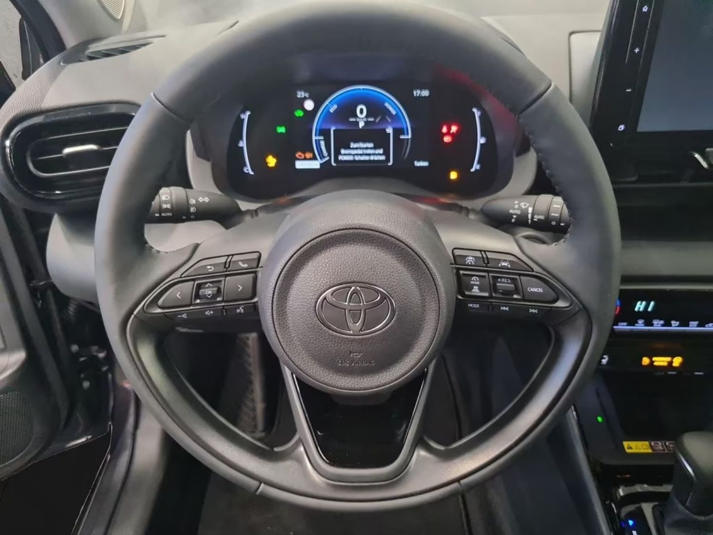 Toyota Yaris — фото 11