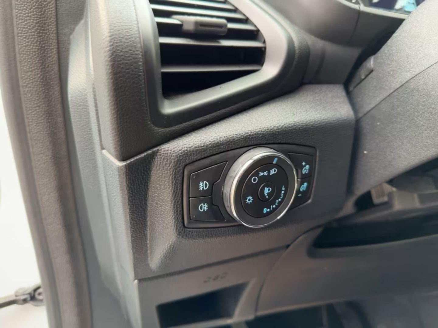 Ford EcoSport — фото 9