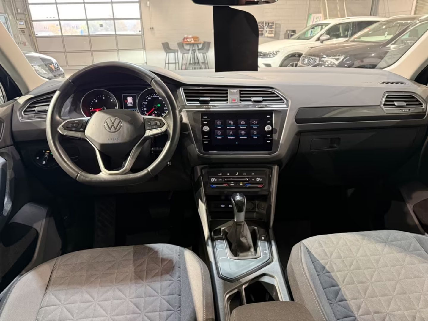 Volkswagen Tiguan — фото 8