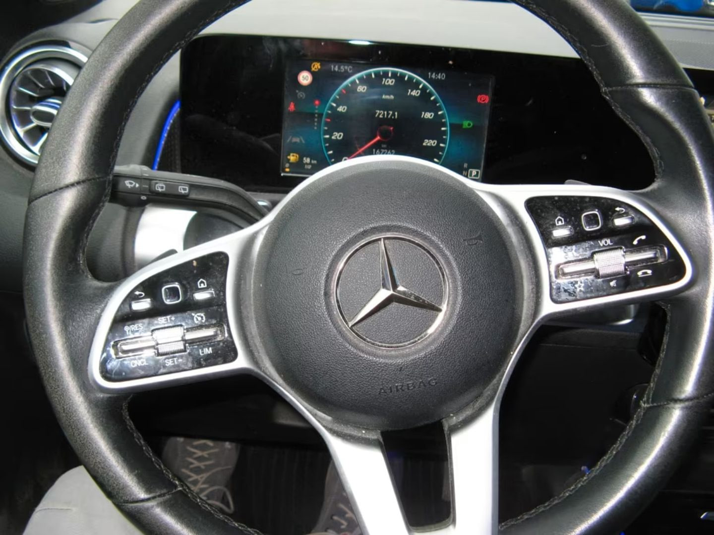 Mercedes-Benz GLB 200 — фото 13