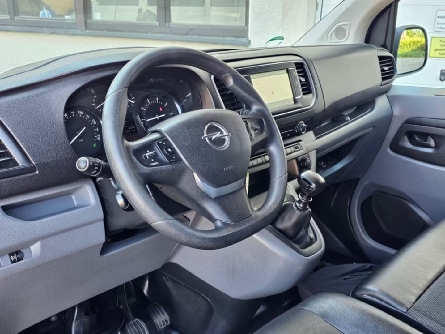 Opel Vivaro — фото 15