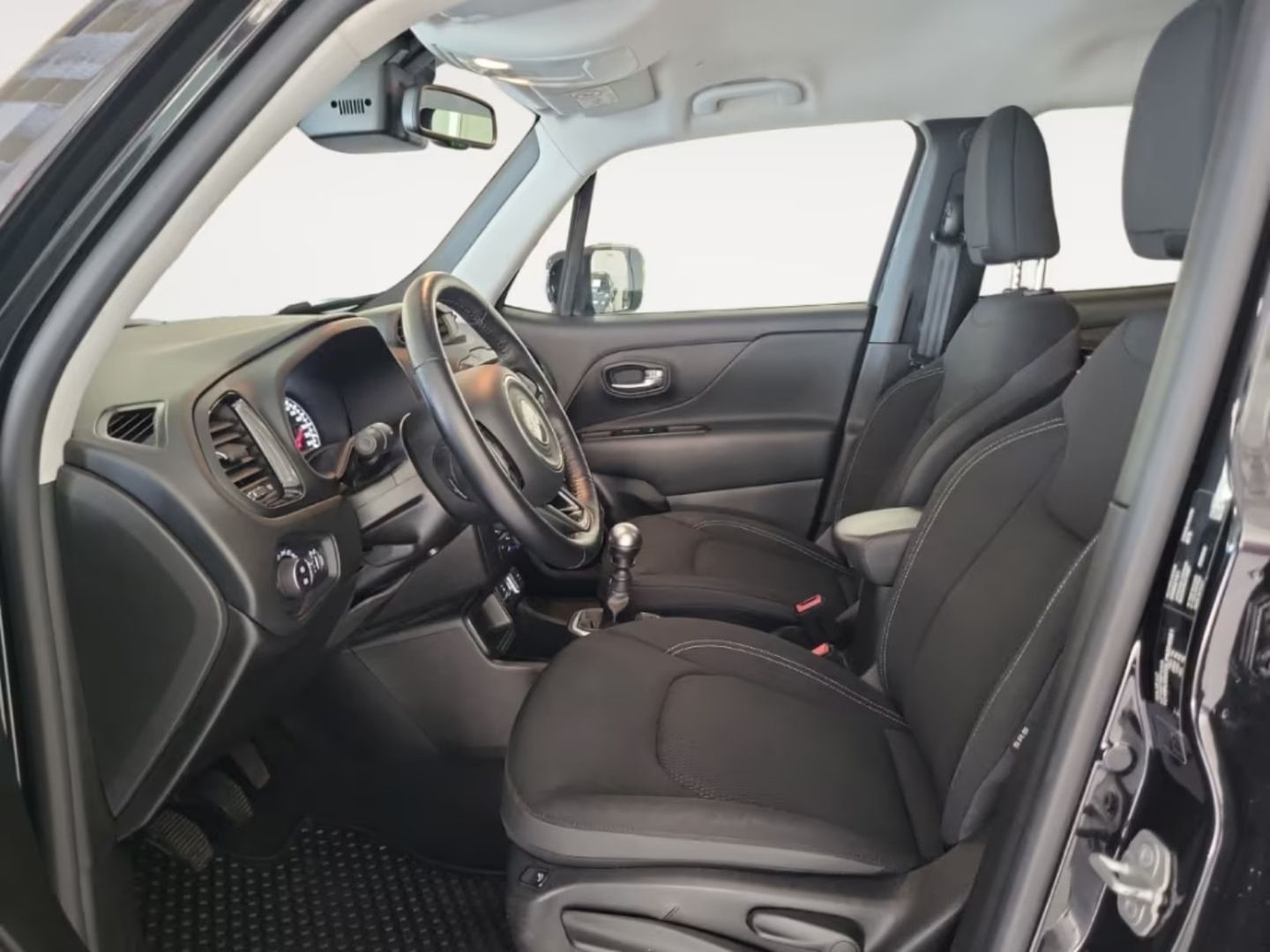 Jeep Renegade — фото 12