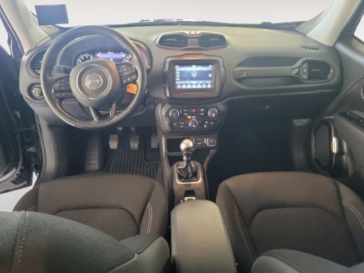 Jeep Renegade — фото 13