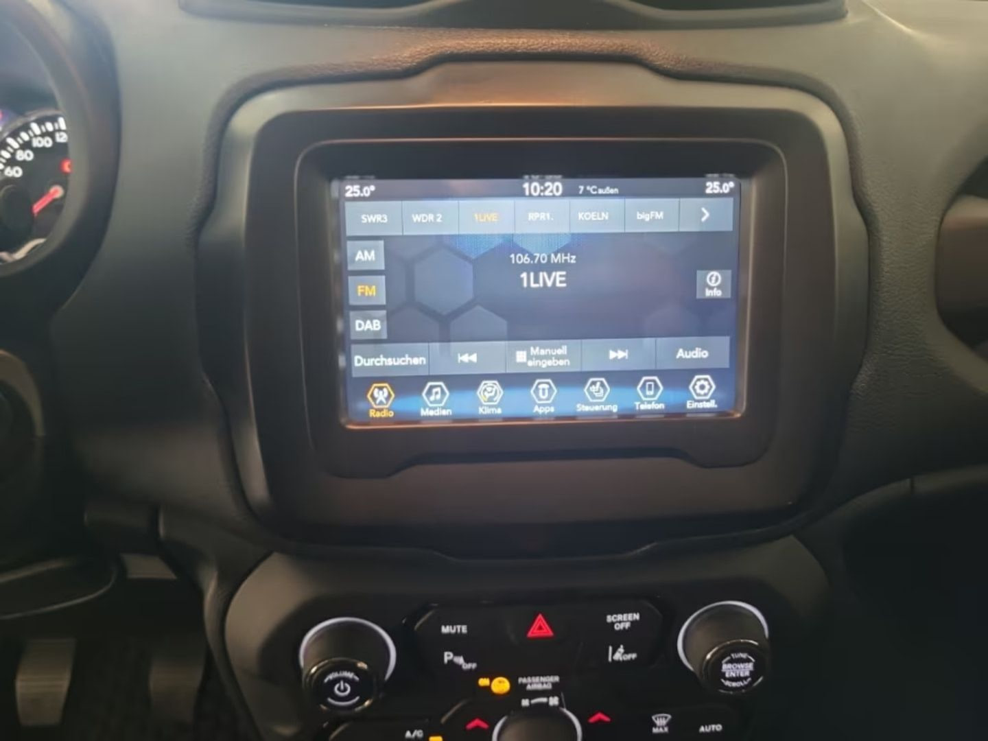 Jeep Renegade — фото 14