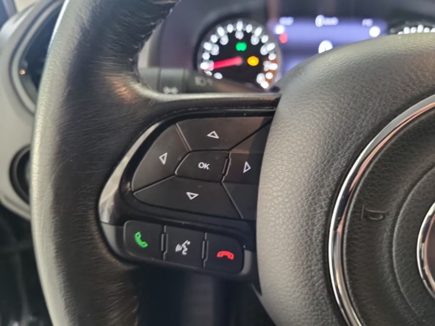 Jeep Renegade — фото 15