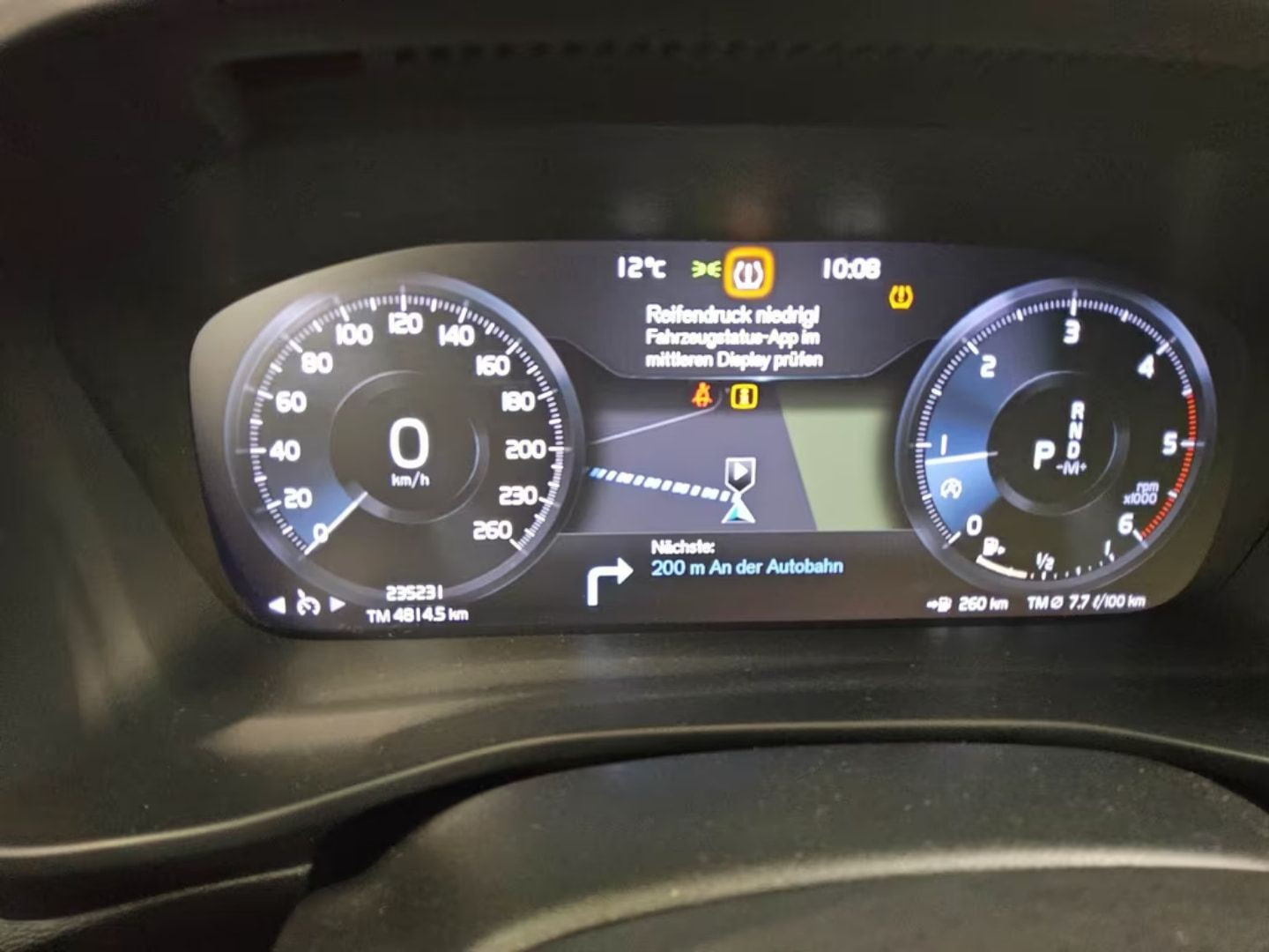 Volvo XC40 — фото 14