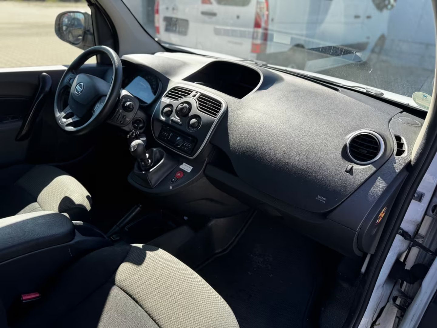 Nissan NV250 — фото 12