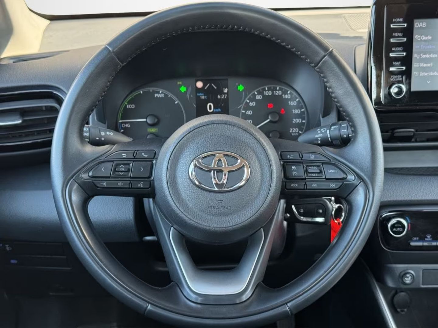 Toyota Yaris — фото 8