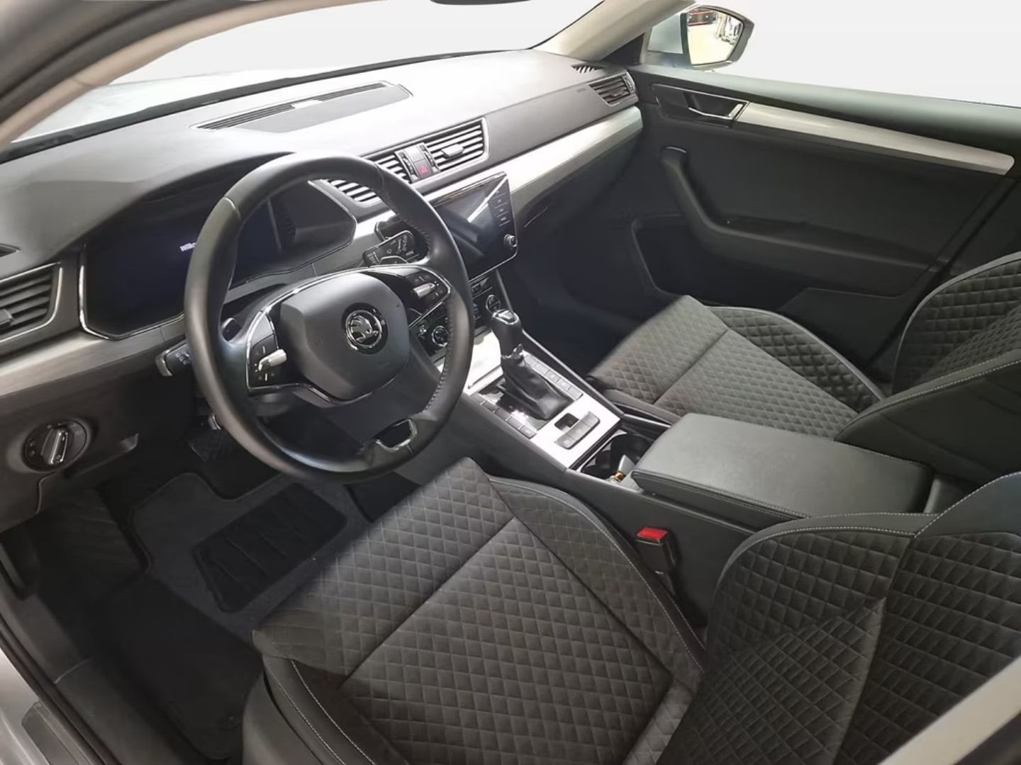 Skoda Superb — фото 10