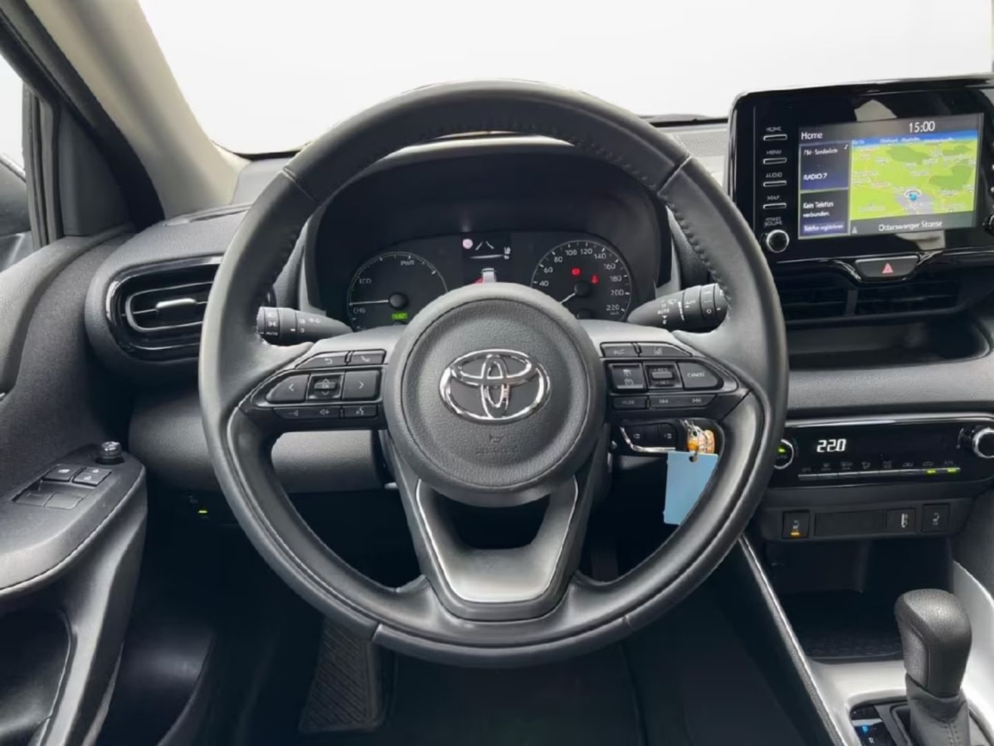 Toyota Yaris — фото 13