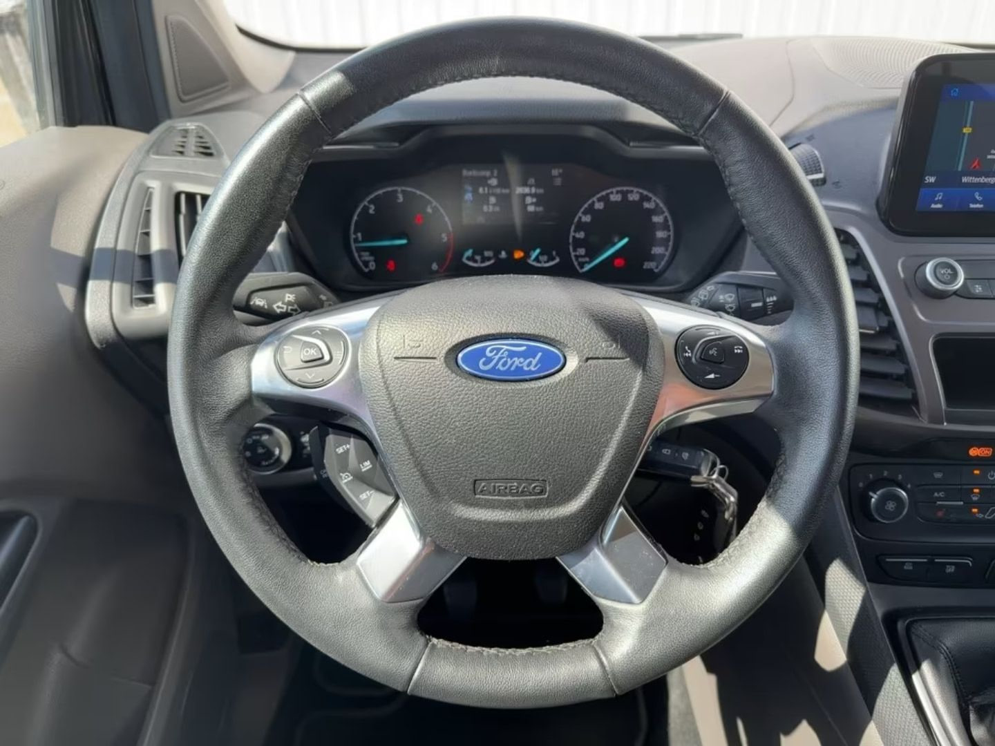Ford Grand Tourneo — фото 13