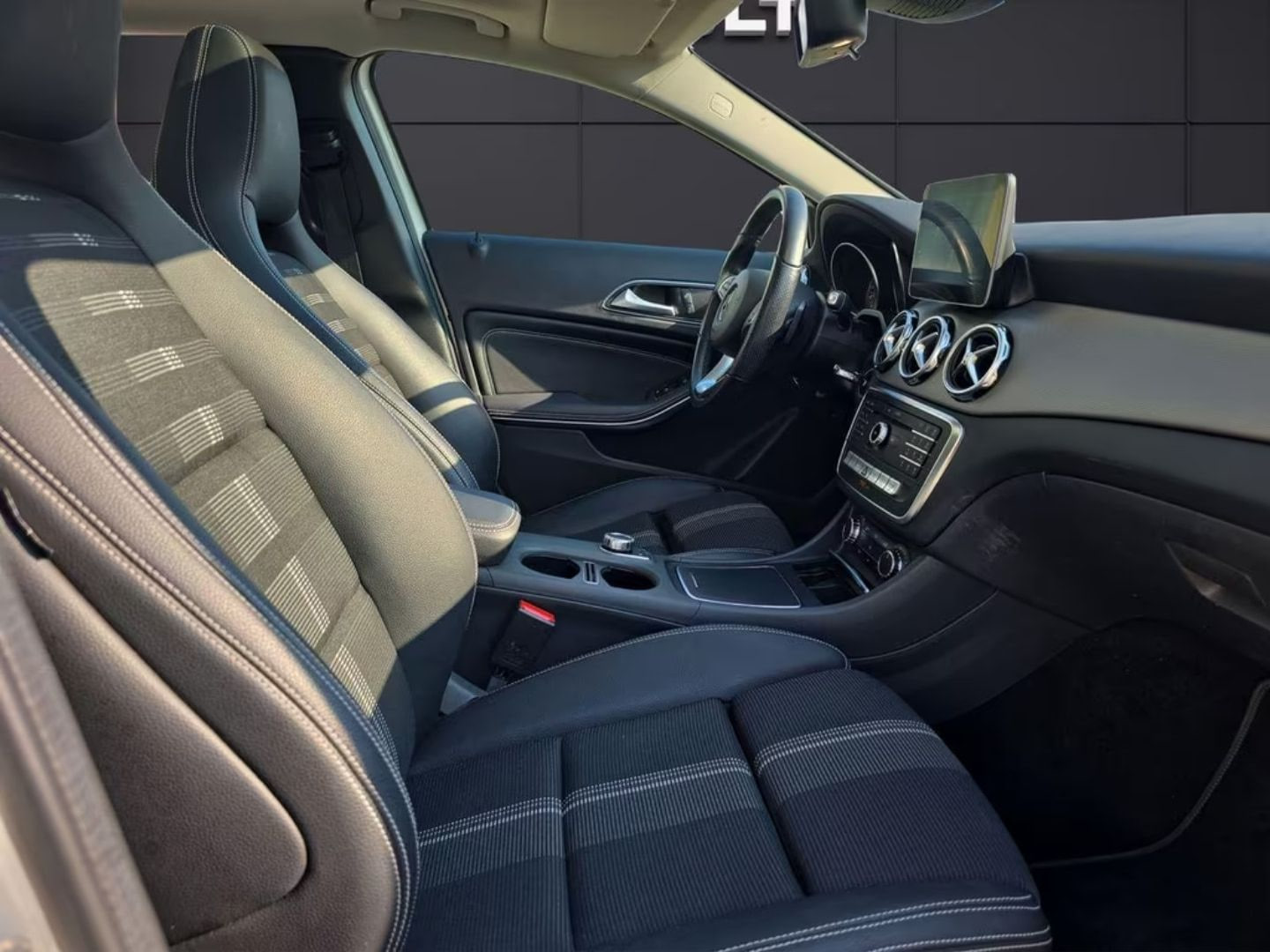 Mercedes-Benz GLA 180 — фото 12