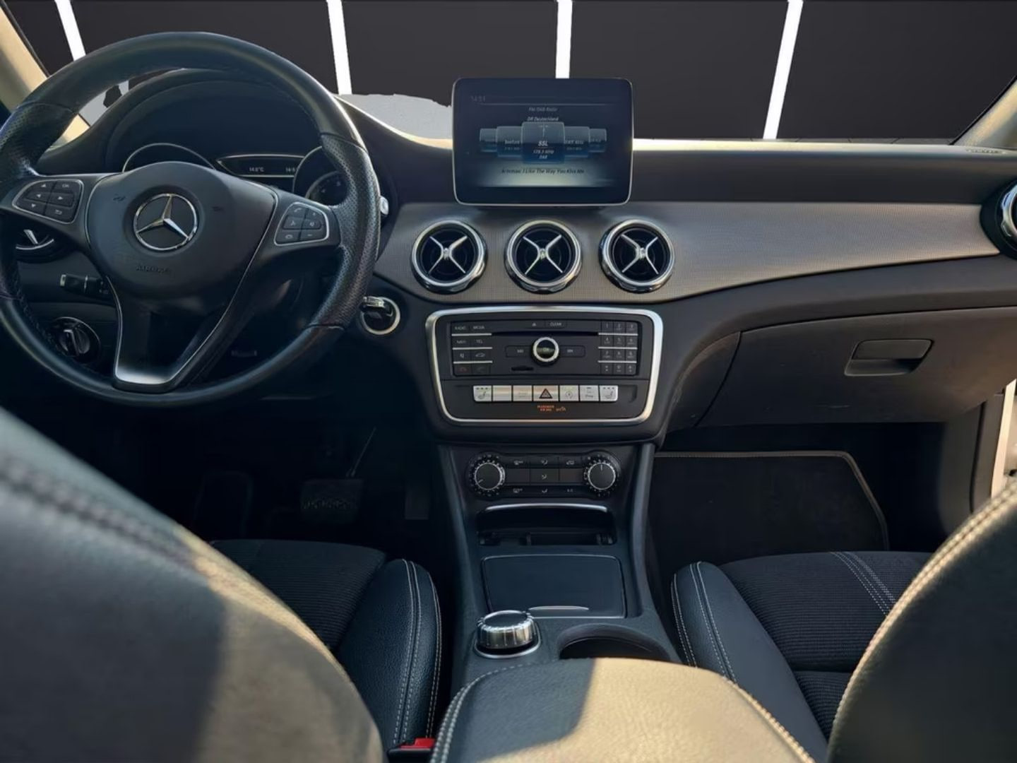 Mercedes-Benz GLA 180 — фото 14