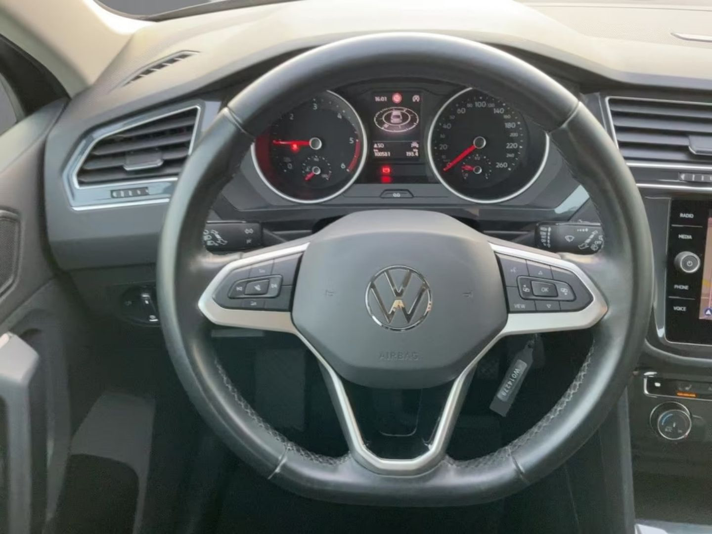 Volkswagen Tiguan — фото 13