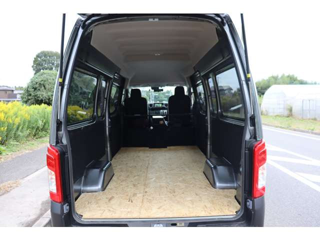 Nissan NV350 Caravan — фото 7