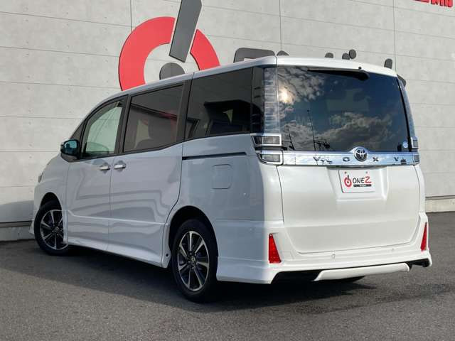 Toyota Voxy — фото 5