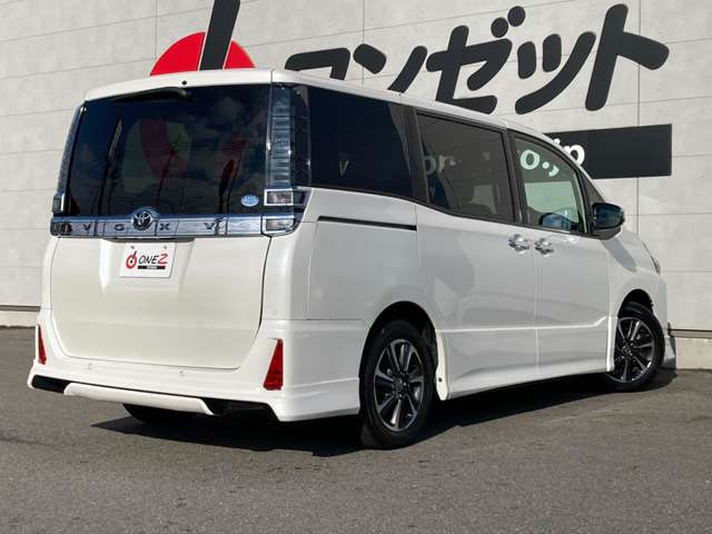 Toyota Voxy — фото 7