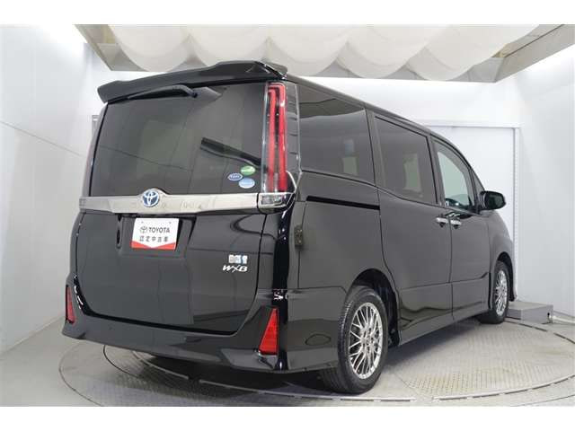 Toyota Noah — фото 3