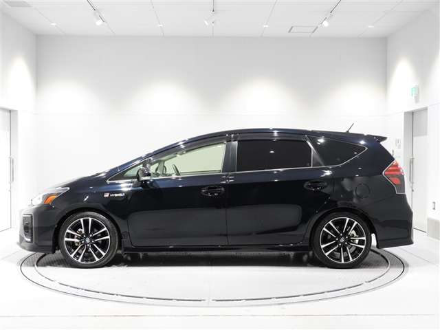 Toyota Prius Alpha — фото 3