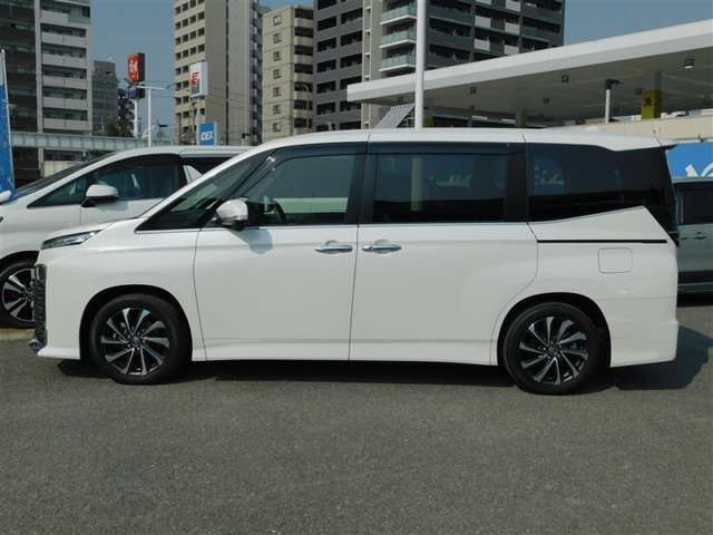 Toyota Voxy — фото 3