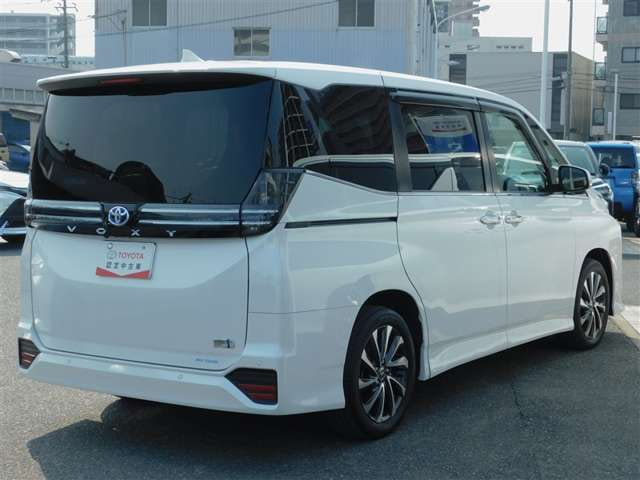 Toyota Voxy — фото 4