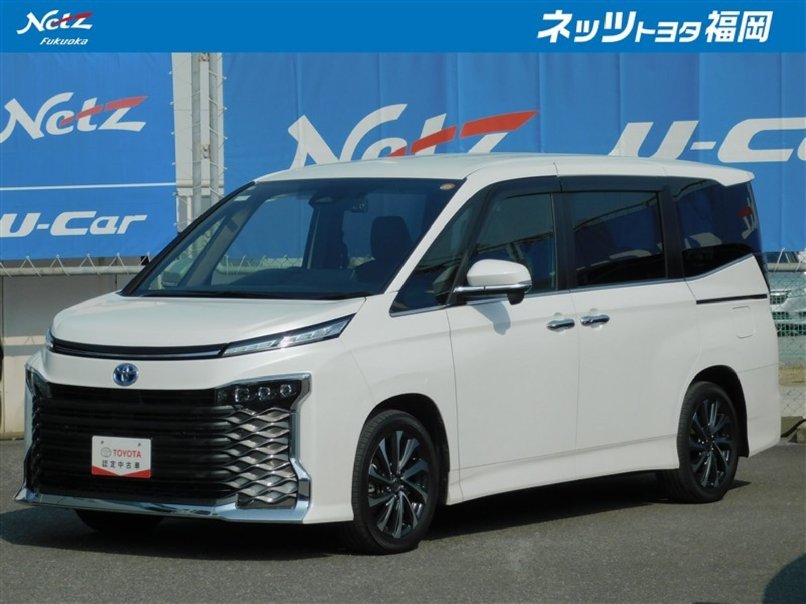 Toyota Voxy — фото 15
