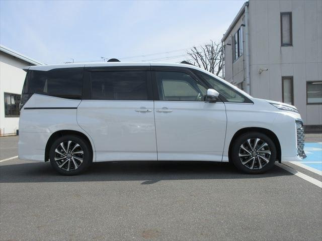Toyota Voxy — фото 4