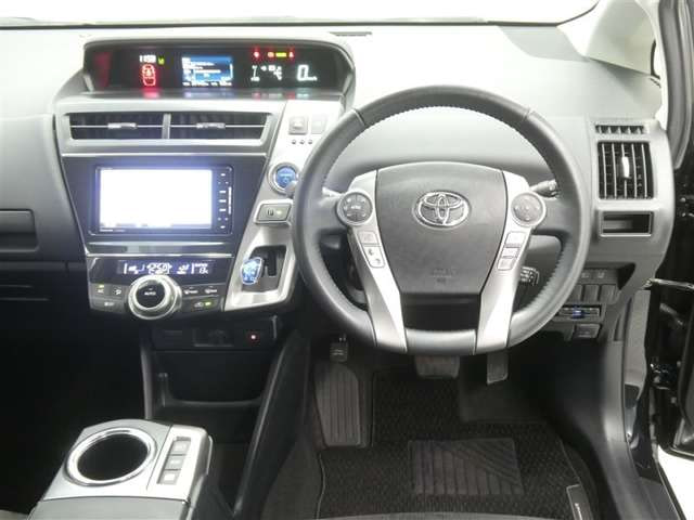 Toyota Prius Alpha — фото 6