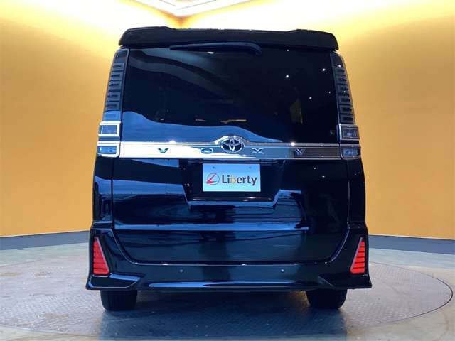 Toyota Voxy — фото 14