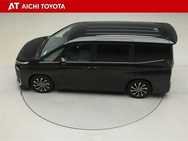 Toyota Voxy — фото 12