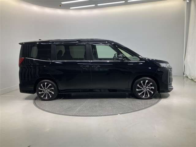 Toyota Noah — фото 3