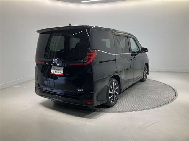 Toyota Noah — фото 4