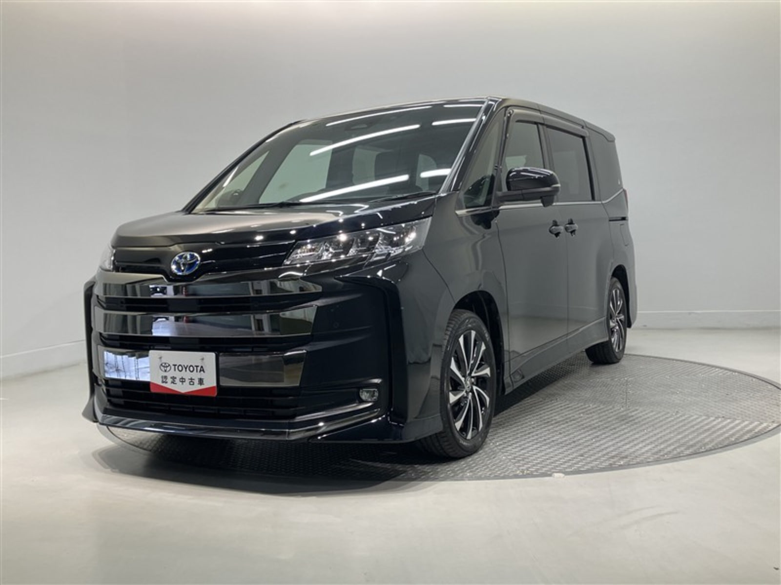 Toyota Noah — фото 12