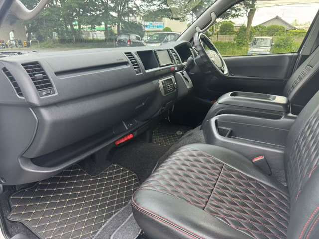 Toyota Hiace Commuter — фото 9
