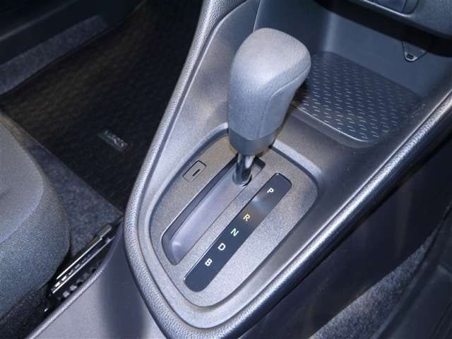 Toyota Yaris — фото 5