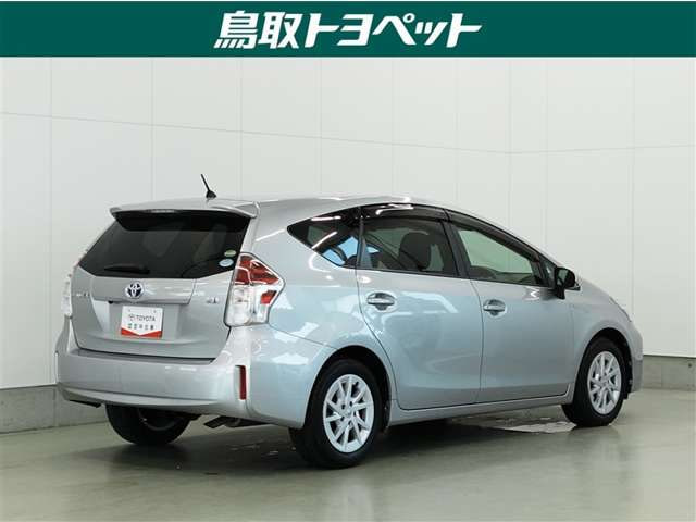 Toyota Prius Alpha — фото 6