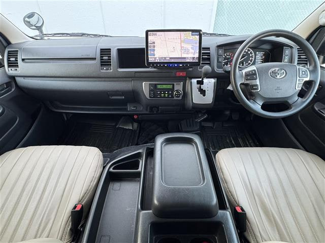Toyota Hiace Commuter — фото 3