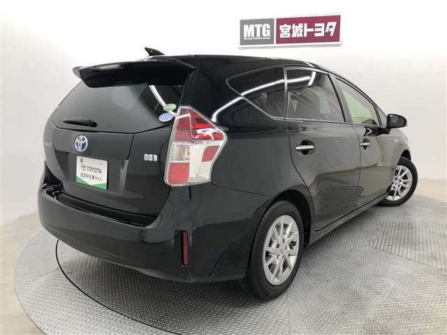 Toyota Prius Alpha — фото 3