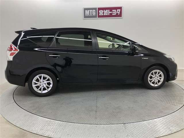 Toyota Prius Alpha — фото 4