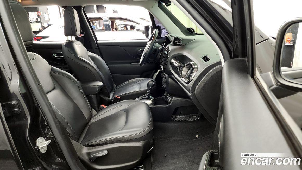 Jeep Renegade — фото 10