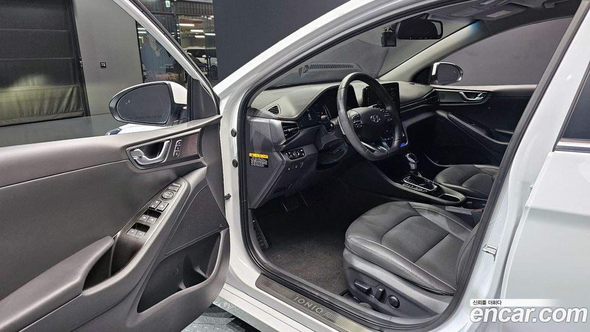 Hyundai Ioniq — фото 13