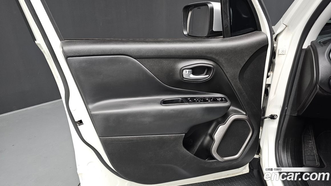 Jeep Renegade — фото 10