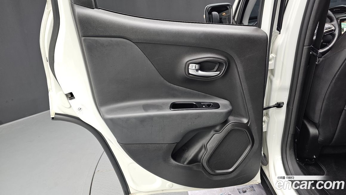 Jeep Renegade — фото 12
